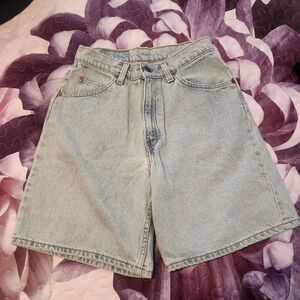 Vintage Levi's 950 Relaxed Fit High-Waisted Shorts size 9